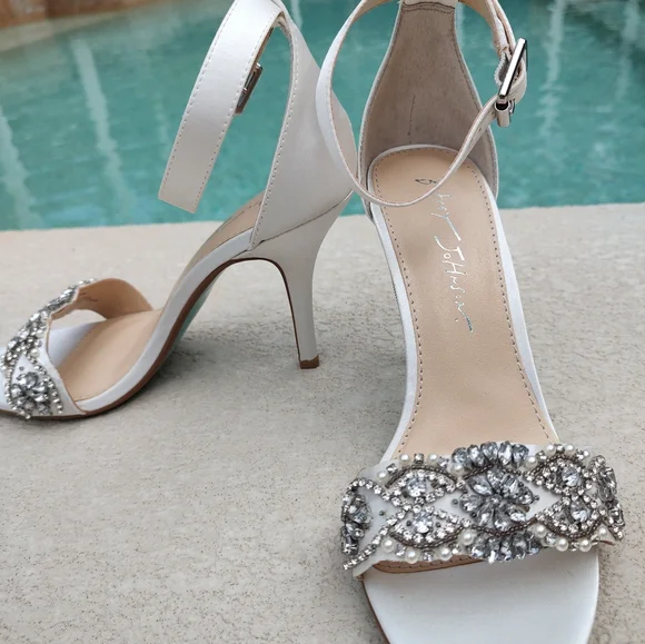 Betsy Johnson white satin embellished with rhinestone and pearls - Picture 12 of 12